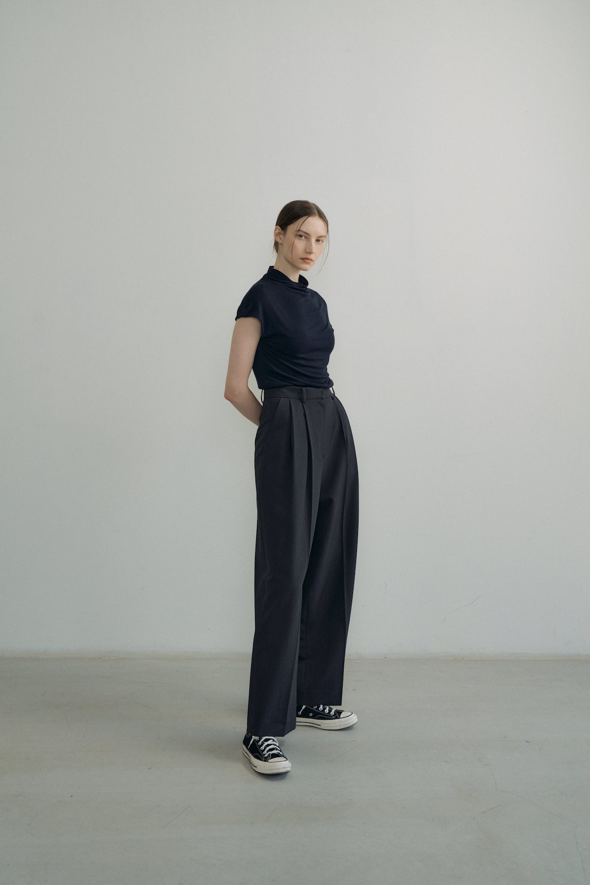 Low-rise Pintuck Pants In Charcoal