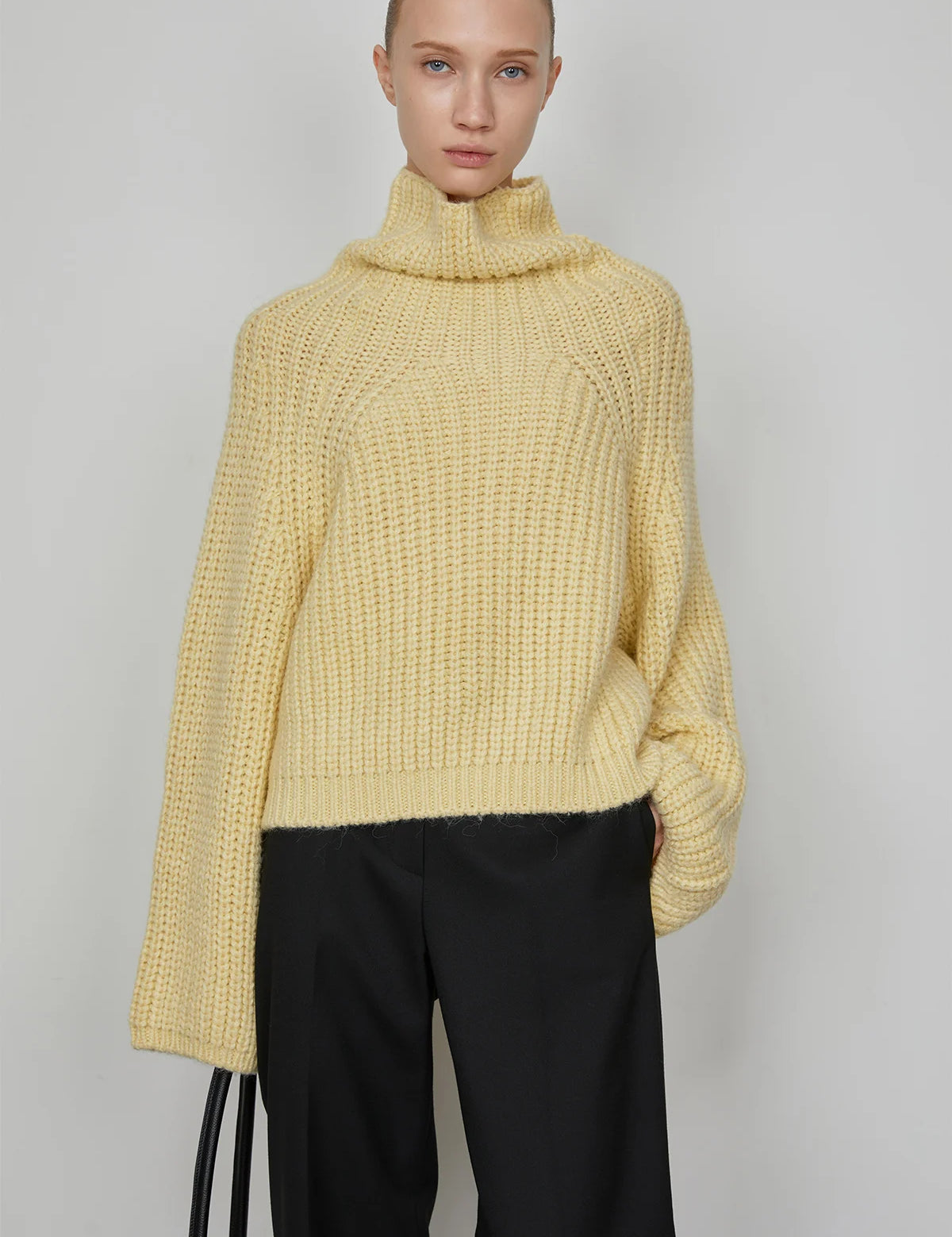 slouchy_high-neck_sweater_le_01.webp