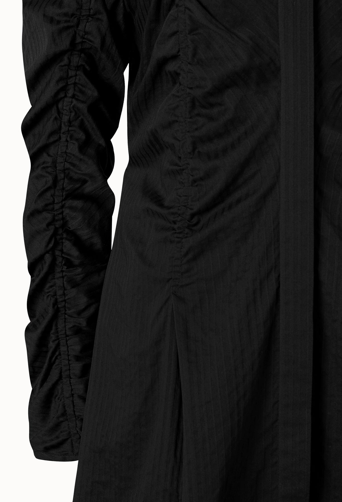 黑色褶飾口袋細節洋裝