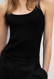 Ribbed Sleeveless Knitted Top In Black