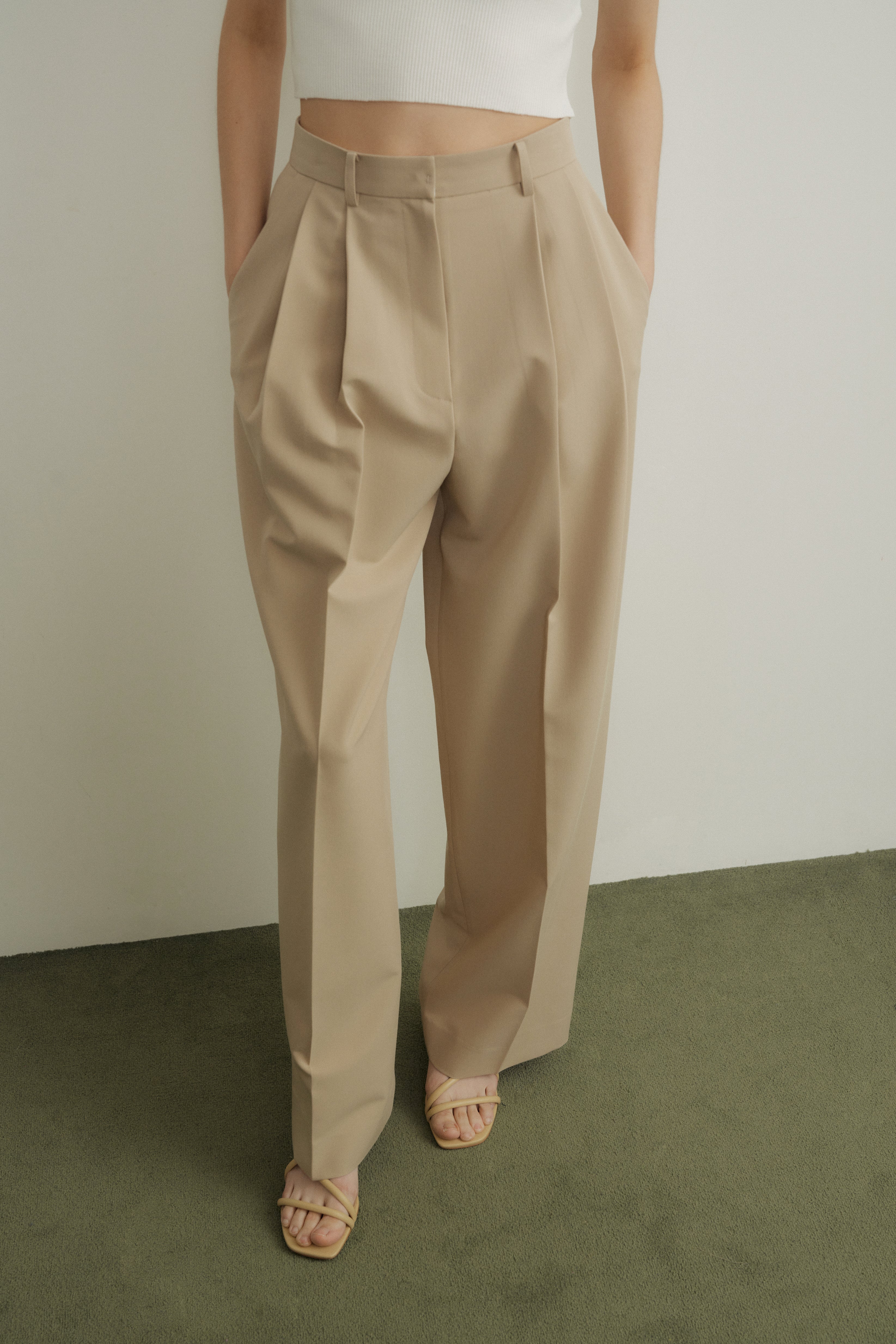 Low-Rise Pintuck Pant In Beige
