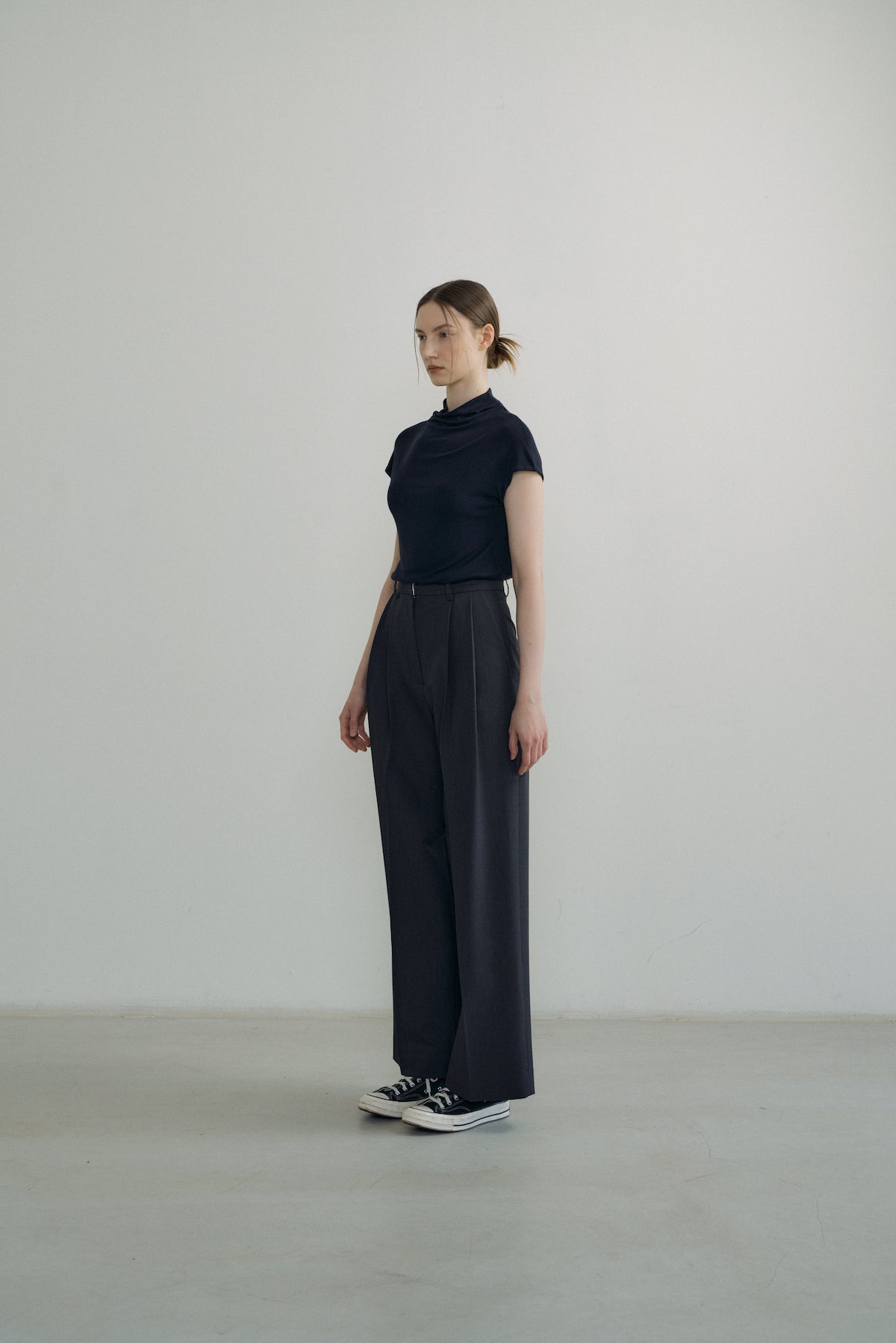 Low-rise Pintuck Pants In Charcoal