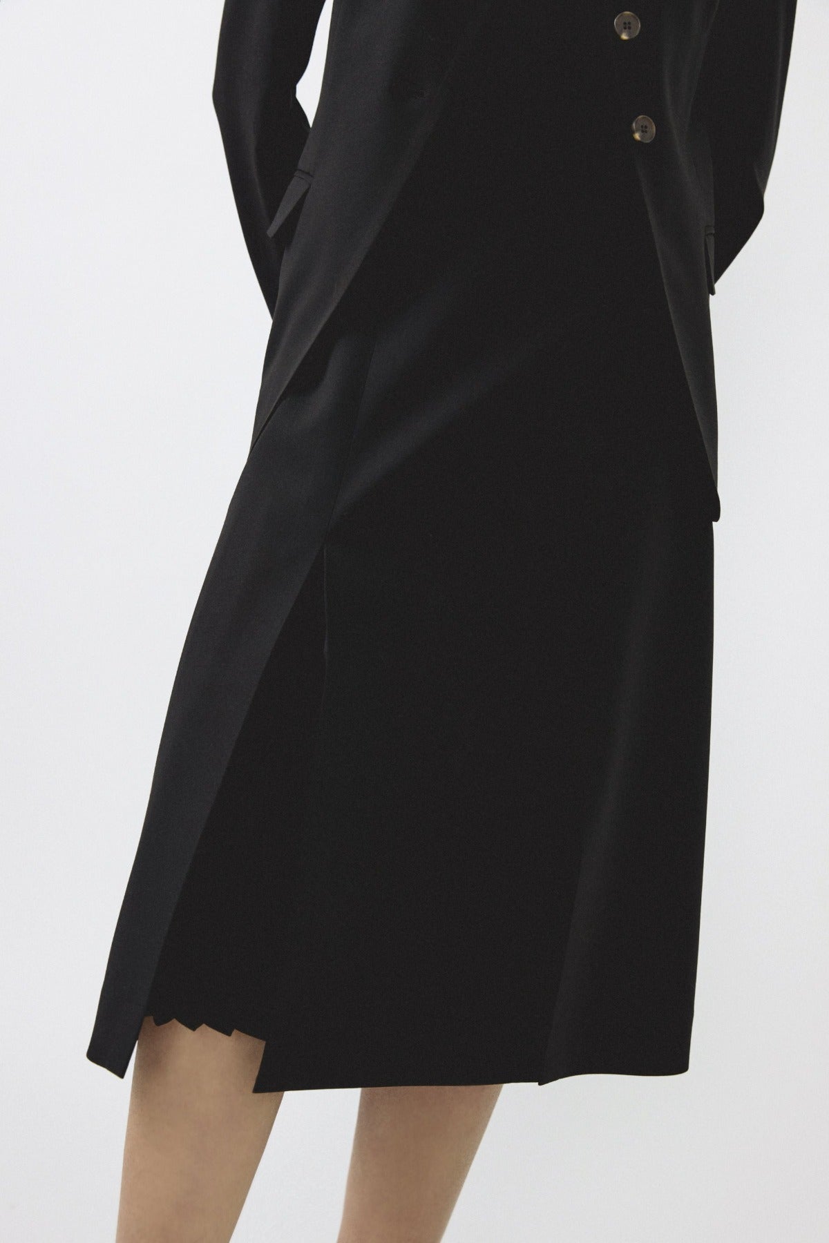 黑色褶襉開衩中長半身裙