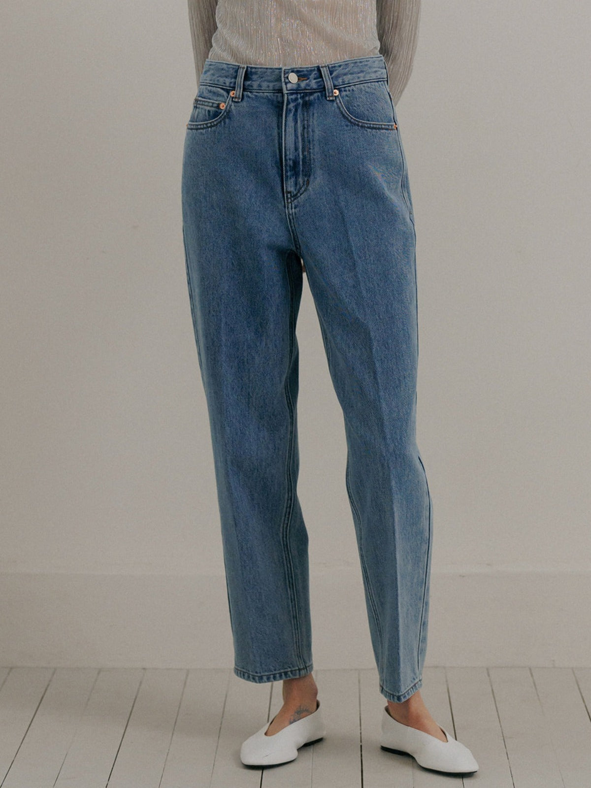 Curved Cropped Jeans In Light Blue