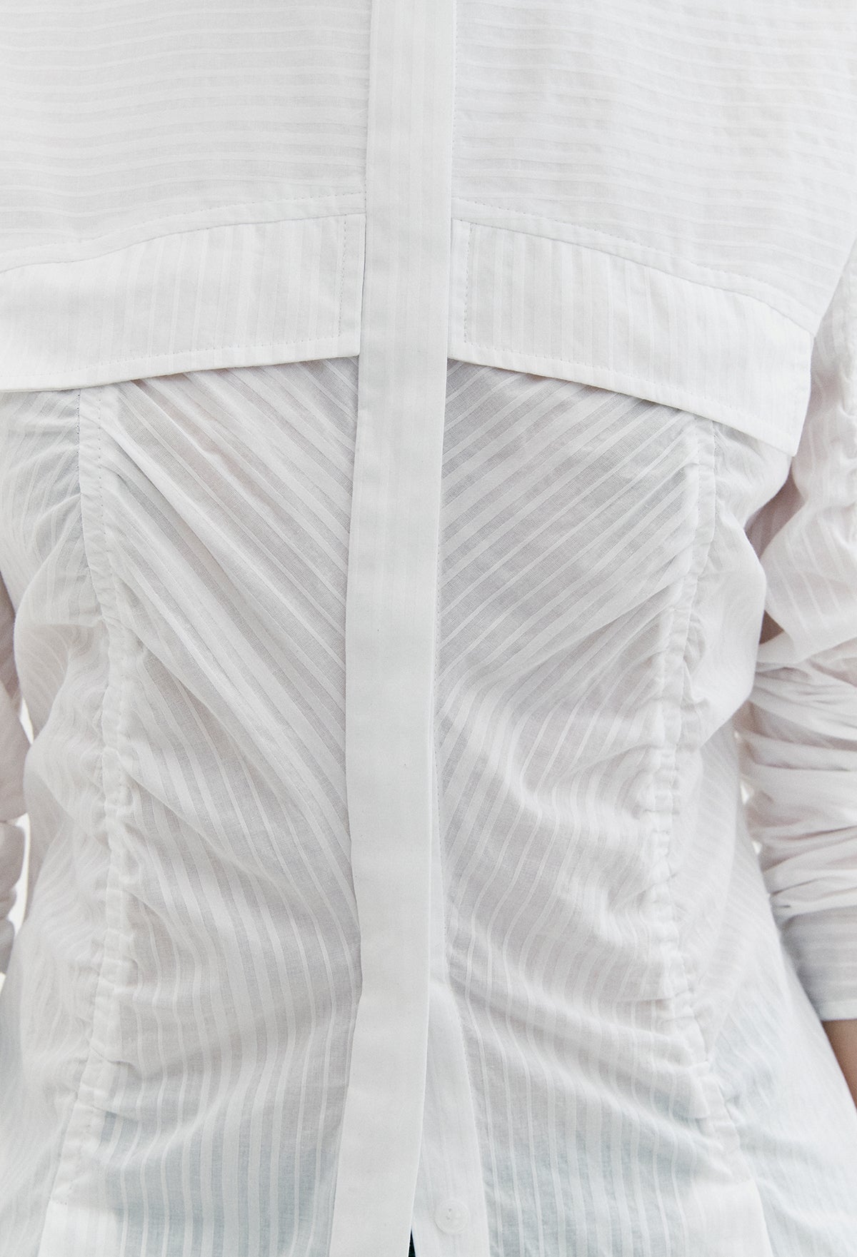 白色褶飾口袋細節洋裝