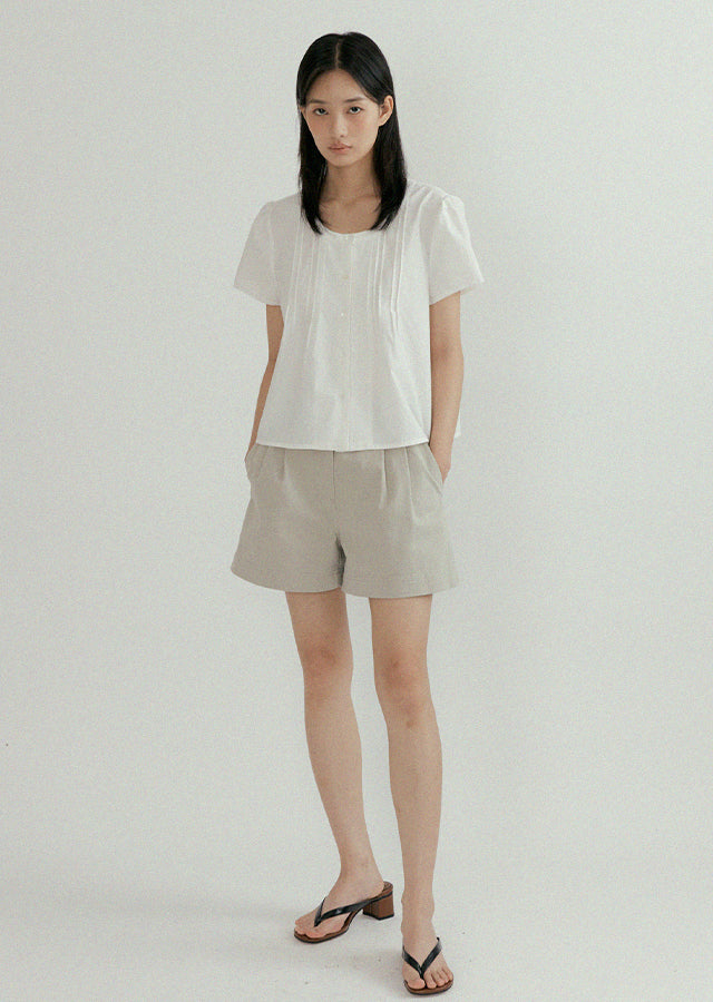 Two Tuck Cotton Half Pants In Light Khaki