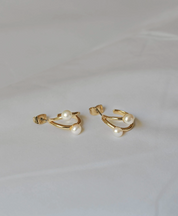 Capucine 雙層裝飾珍珠圈形耳環