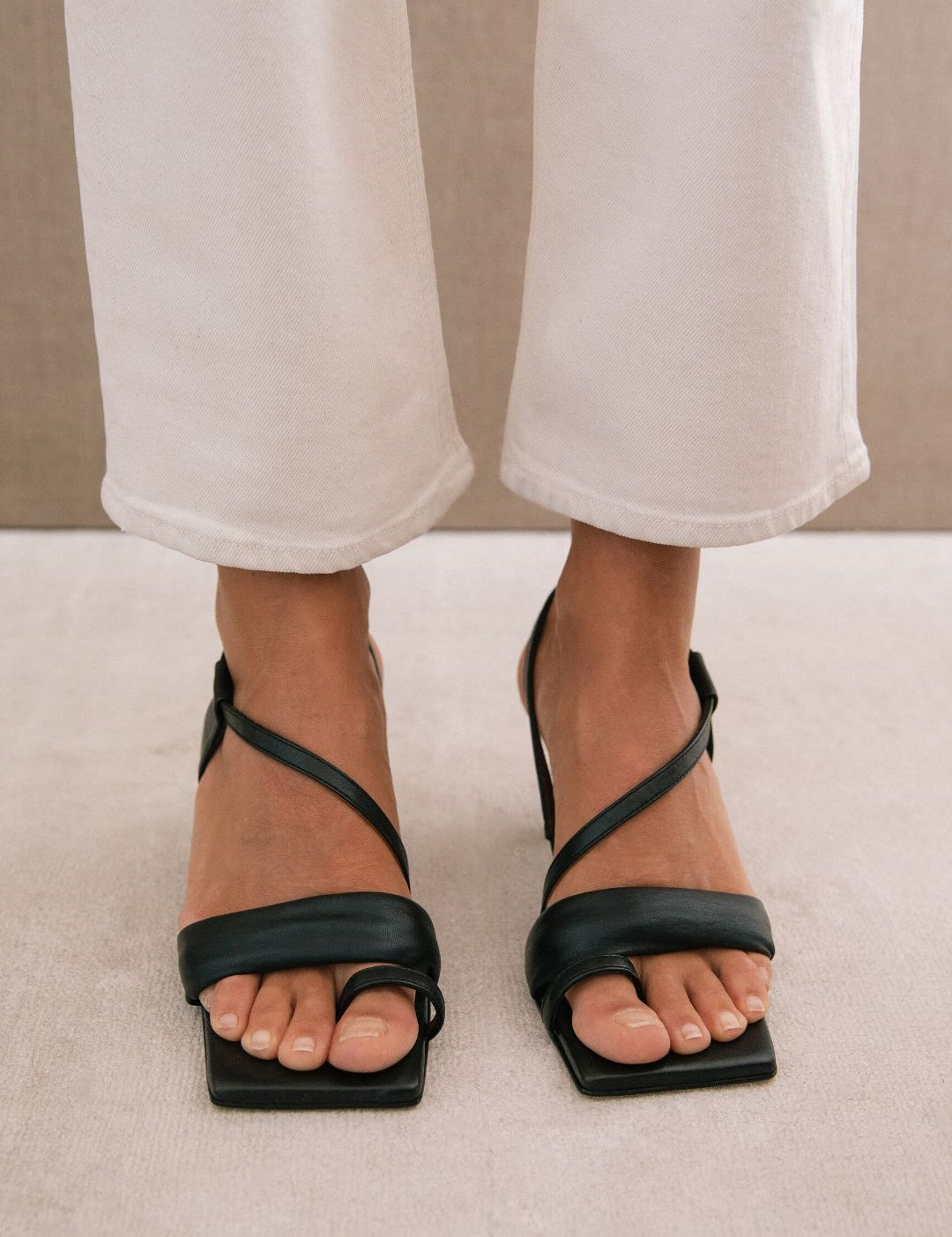 asymmetric-straps-black-sandals-alohas-223755.jpg