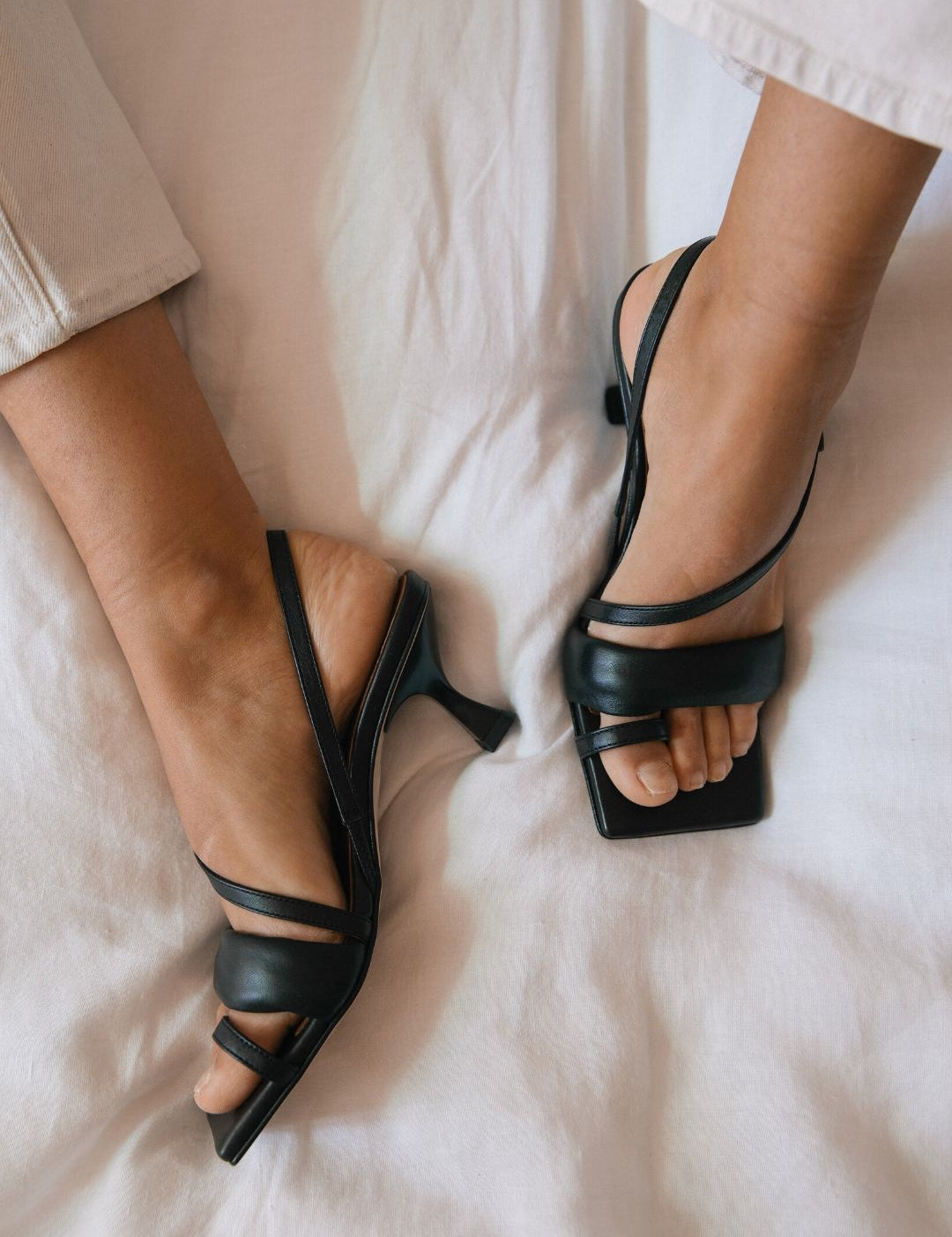 asymmetric-straps-black-sandals-alohas-492847.jpg