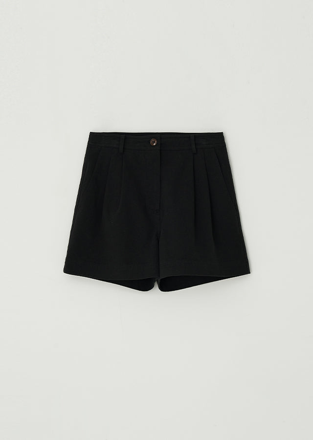 Two Tuck Cotton Half Pants In Black