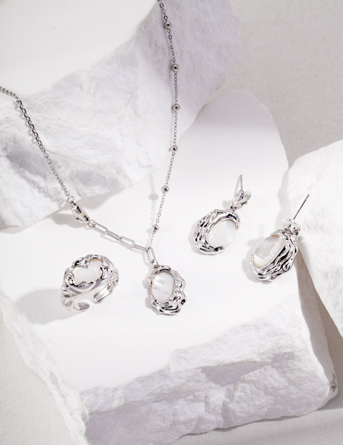 Lava 系列純銀珍珠母貝耳環