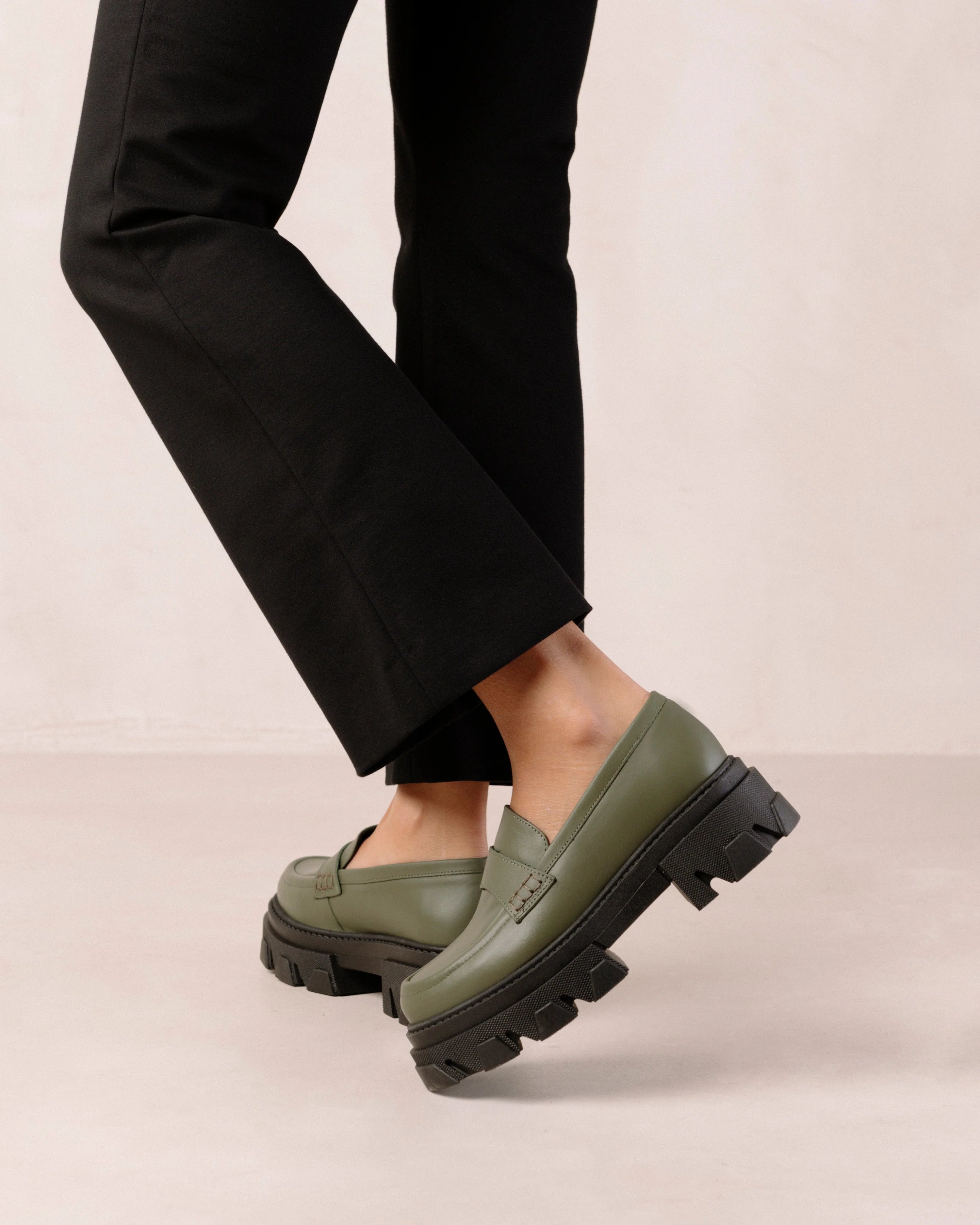 灰橄欖色 Trailblazer 皮革樂福鞋