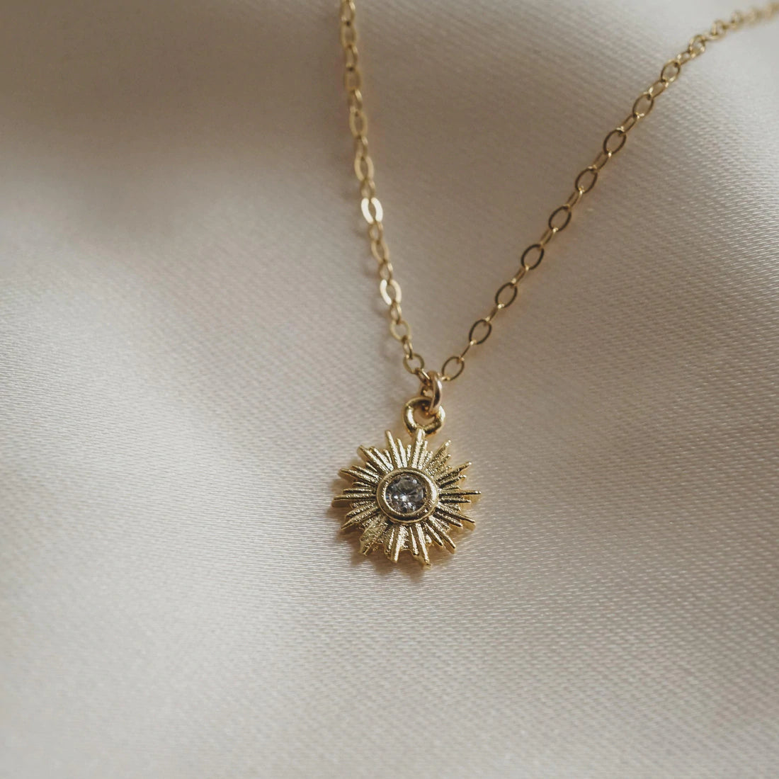 Sparkling Sun Necklace In Gold (SHN0724)